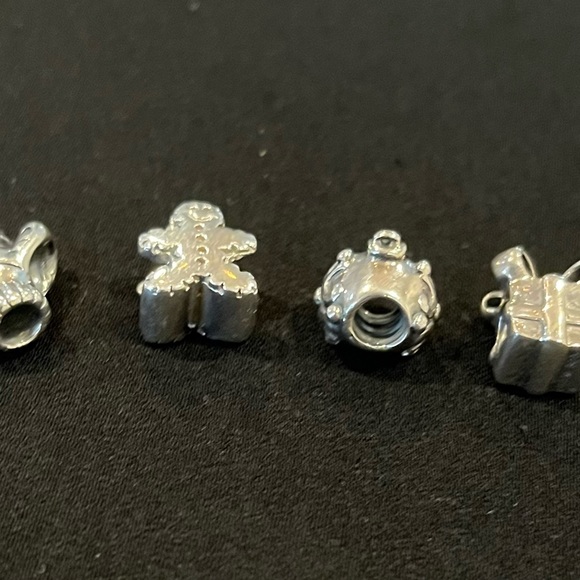 Chamilia Christmas charms set of 4 - gingerbread man, ornament, gift box, mitten - Picture 6 of 7